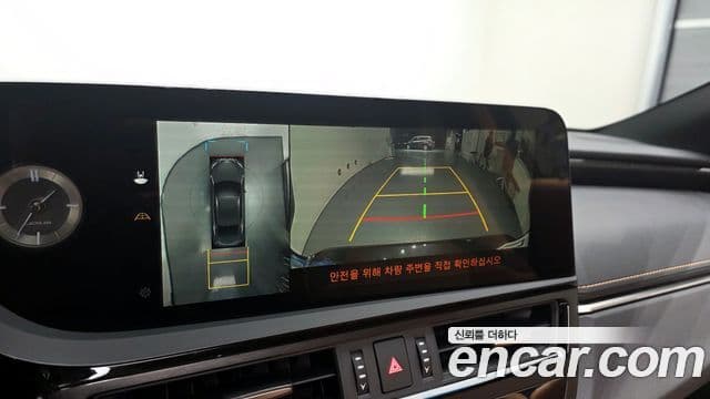 Lexus ES300h 2023 — ფოტო 14/20