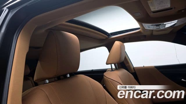 Lexus ES300h 2023 — ფოტო 16/20