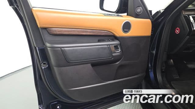 Land Rover Discovery 5 2019 — Photo 29/35