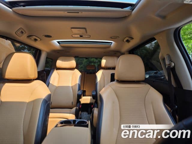 Kia Carnival 2021 — фото 10 из 20