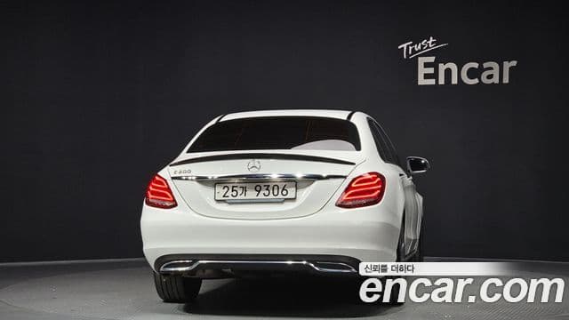 Mercedes-Benz C-Class 2018 — Şəkil 31/34