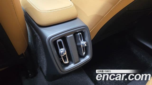 Volvo XC40 2022 — Фото 19/20