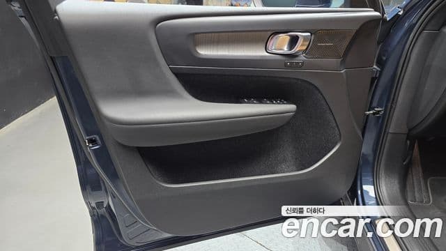 Volvo XC40 2022 — Photo 27/30