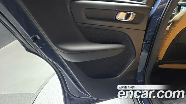 Volvo XC40 2022 — Photo 9/30