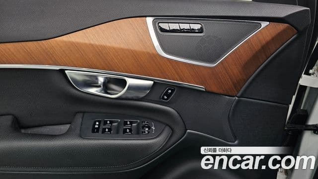 Volvo XC90 2019 — ფოტო 18/20