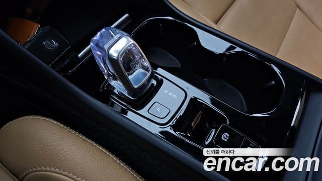 Volvo XC40 2021 — ფოტო 9/20