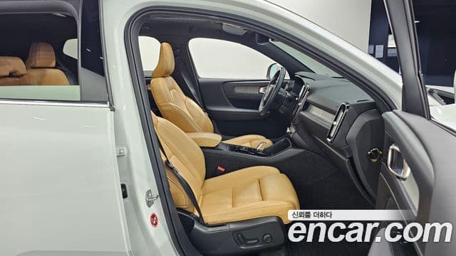 Volvo XC40 2021 — ფოტო 11/20
