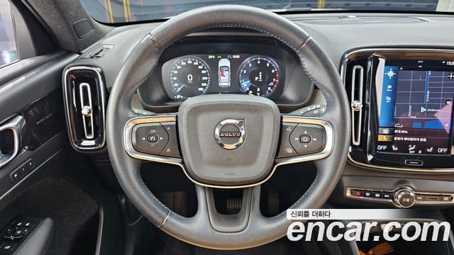 Volvo XC40 2021 — ფოტო 13/20