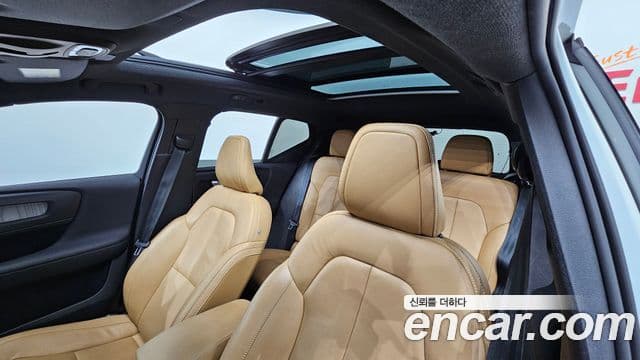 Volvo XC40 2021 — ფოტო 19/20