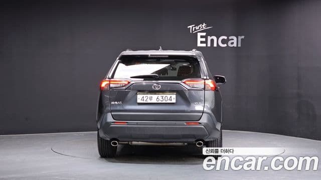 Toyota RAV4 2019 — ფოტო 4/20