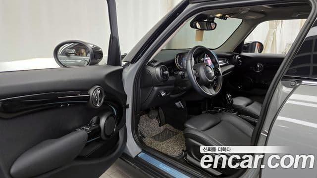 Mini Cooper 2021 — ფოტო 8/20