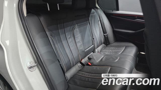 BMW 5 Series 2019 — Фото 11/20