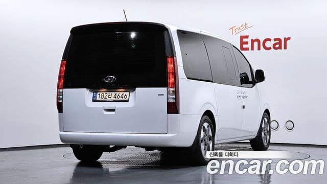 Hyundai Staria 2021 — ფოტო 2/20