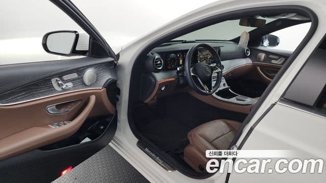 Mercedes-Benz E-Class 2022 — фото 10 из 20