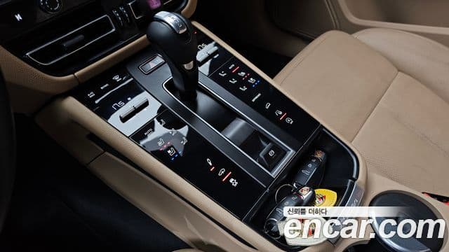 Porsche Macan 2022 — ფოტო 9/20