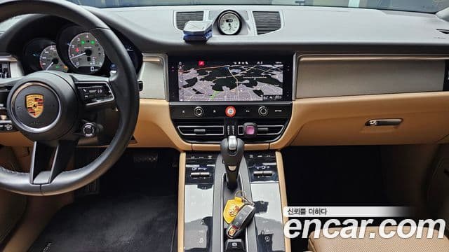 Porsche Macan 2022 — ფოტო 18/20