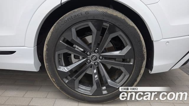 Audi Q8 2023 — Photo 10/33