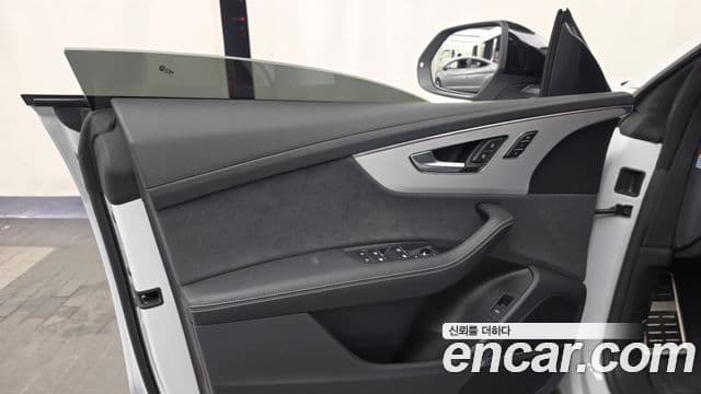 Audi Q8 2023 — Photo 18/33