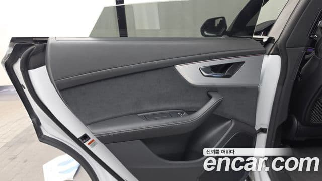 Audi Q8 2023 — Photo 11/33