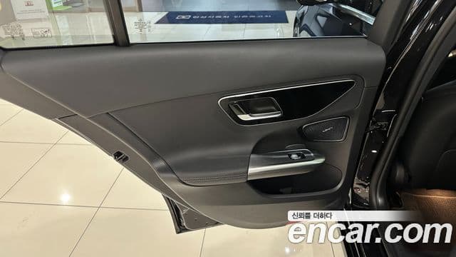 Mercedes-Benz C-Class 2023 — ფოტო 16/20
