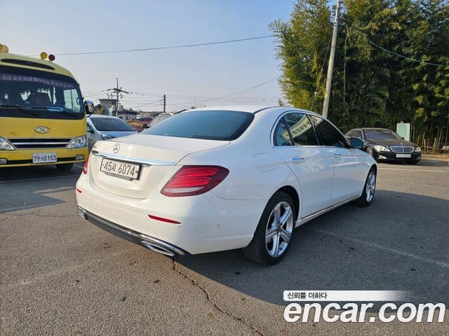 Mercedes-Benz E-Class 2018 — ფოტო 15/20