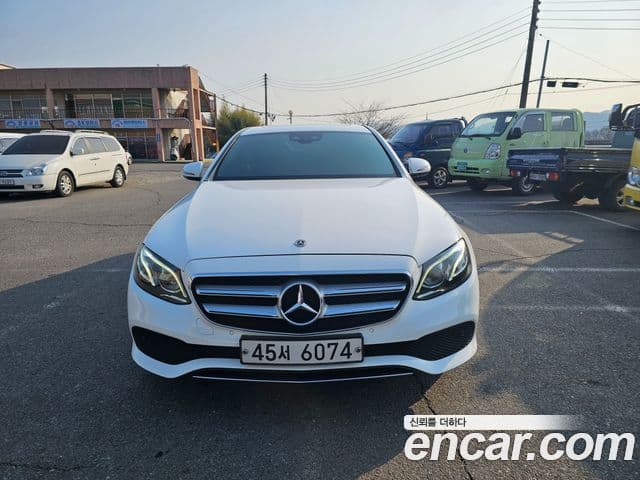 Mercedes-Benz E-Class 2018 — ფოტო 16/20