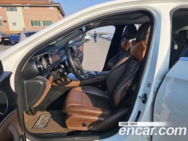 Mercedes-Benz E-Class 2018 — ფოტო 19/20