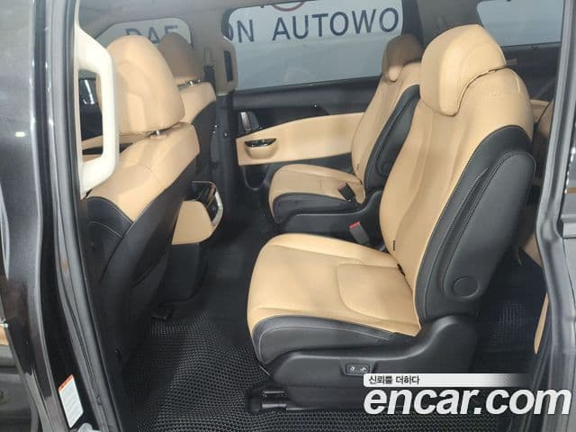 Kia Carnival 2023 — фото 11 из 19