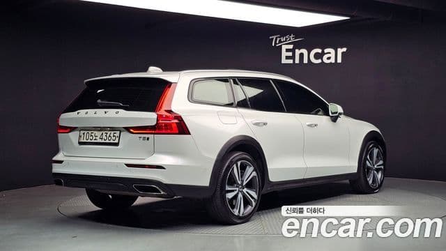 Volvo V60 Cross Country 2020 — фото 2 из 20