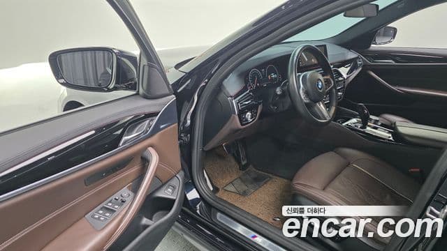BMW 5 Series 2019 — ფოტო 13/20