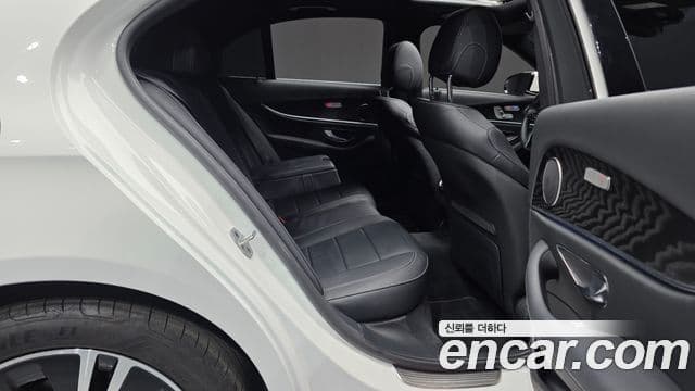 Mercedes-Benz E-Class 2022 — ფოტო 11/20
