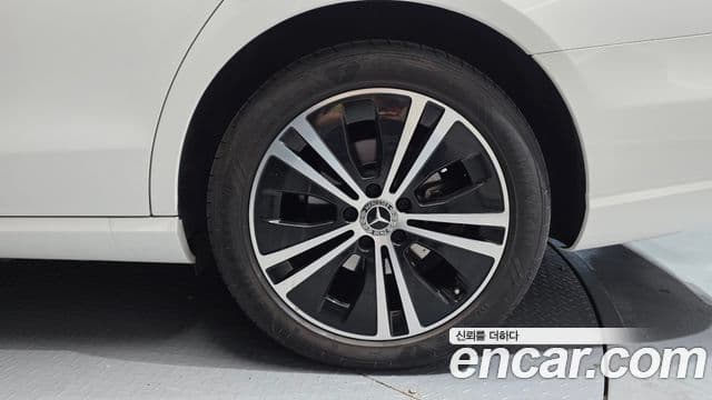Mercedes-Benz E-Class 2022 — Photo 31/33