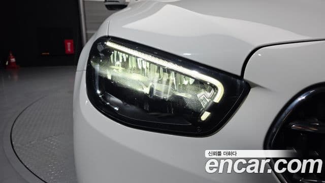 Mercedes-Benz E-Class 2022 — Photo 11/33