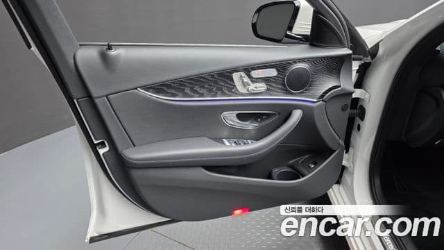 Mercedes-Benz E-Class 2022 — Photo 13/33