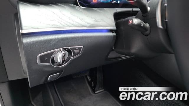 Mercedes-Benz E-Class 2022 — Photo 16/33