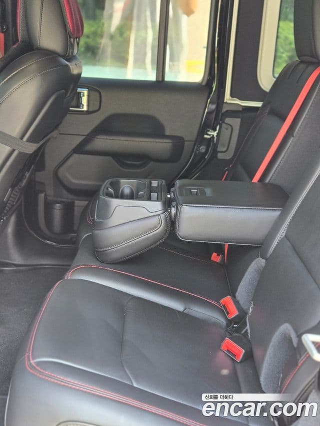 Jeep Wrangler 2020 — ფოტო 13/15