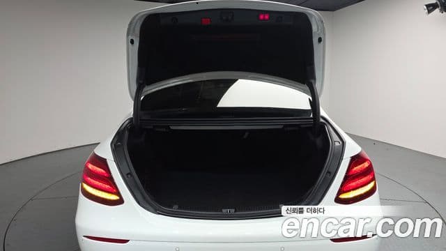 Mercedes-Benz E-Class 2020 — Фото 20/20