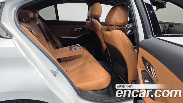 BMW 3 Series 2023 — фото 12 из 20