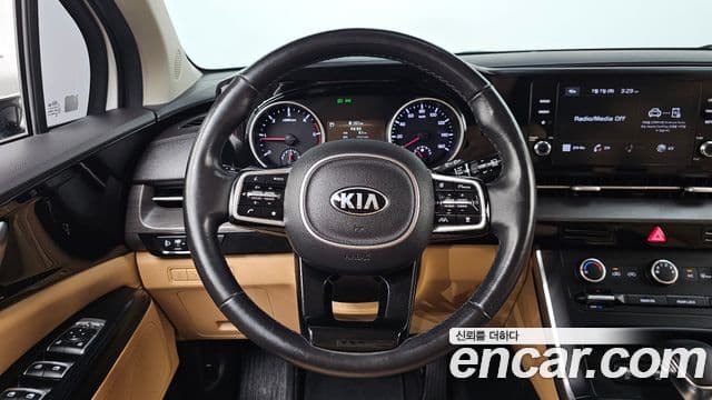 Kia Carnival 2021 — фото 14 из 20