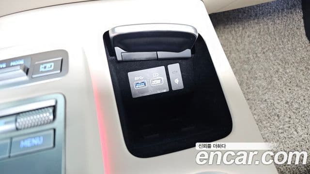 Genesis GV70 2021 — ფოტო 19/20