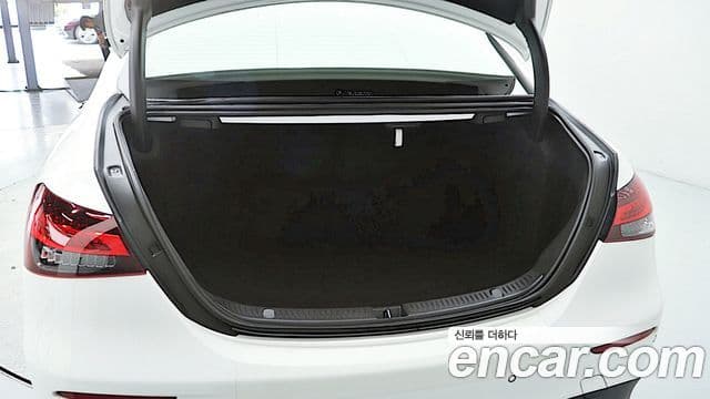Mercedes-Benz E-Class 2021 — ფოტო 10/20
