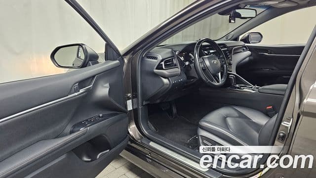 Toyota Camry 2018 — ფოტო 11/32