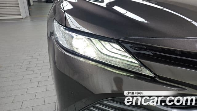 Toyota Camry 2018 — ფოტო 9/32