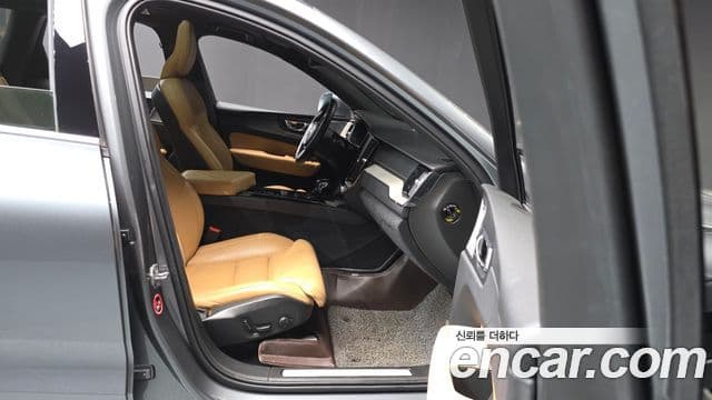 Volvo XC60 2019 — ფოტო 11/20