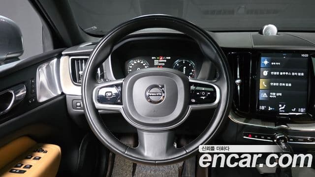 Volvo XC60 2019 — ფოტო 13/20