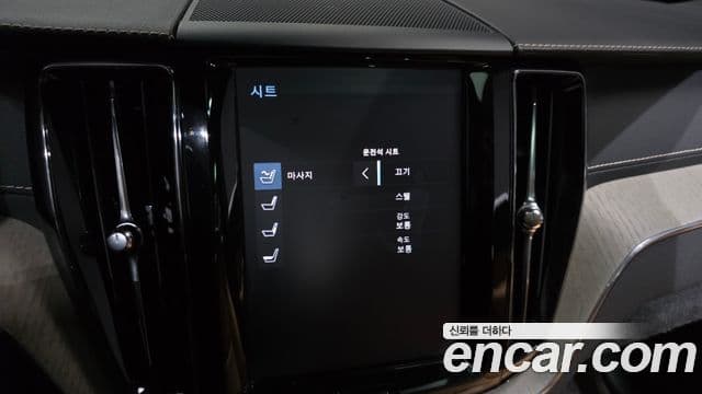 Volvo XC60 2019 — ფოტო 16/20