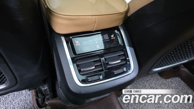 Volvo XC60 2019 — ფოტო 18/20