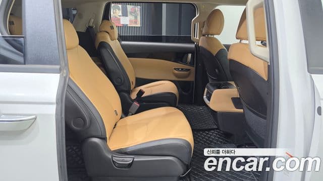 Kia Carnival 2022 — фото 11 из 20