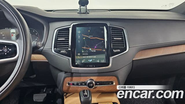 Volvo XC90 2019 — ფოტო 13/20