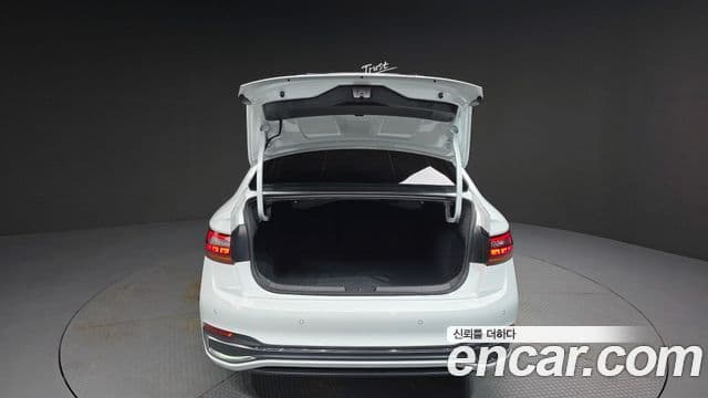 Volkswagen Jetta 2023 — Şəkil 19/20